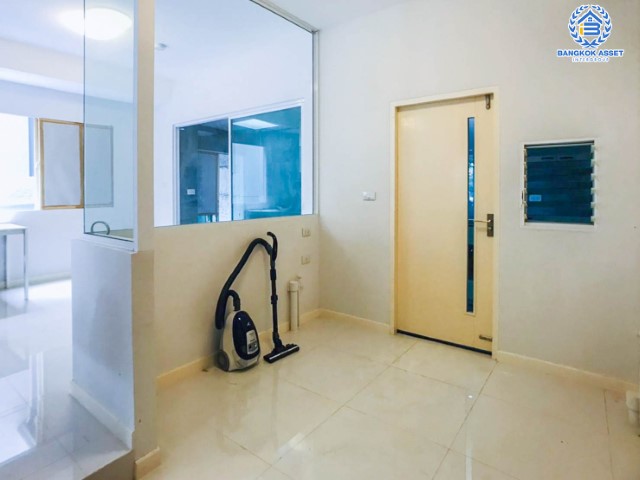 *****ทาวน์เฮ้าส์มือสองย่านกรุงเทพฯ ม.อินดี้ ศรีนครินทร์-ร่มเกล้า หลังมุม! จัดสรรคได้ทุกความสุข บนเนื้อที่มากสุดถึงเกือบ 35 ตร.ว. ฟังก์ชัน 3 ห้องนอน 3 ห้องน้ำ 2 ที่จอดรถ เป็นส่วนตัว วิวเปิดโล่ง บนทำเลใกล้สนามบินสุวรรณภูมิ, รถไฟฟ้าสายแอร์พอร์ตเรลลิงก์ "สถานีลาดกระบัง" และทางด่วน "มอเตอร์เวย์"